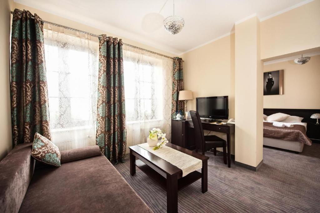 Hotel Willa Adriana Плоцк Экстерьер фото